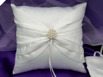 Pearl Cluster Ring Pillow-White